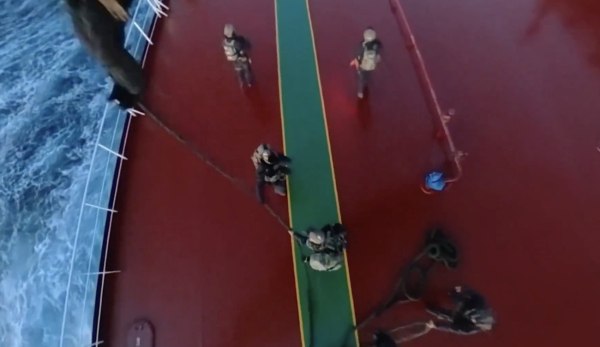 Βίντεο από το «ρεσάλτο» Γάλλων κομάντο σε τάνκερ του ρωσικού «σκιώδους στόλου» στη Μεσόγειο